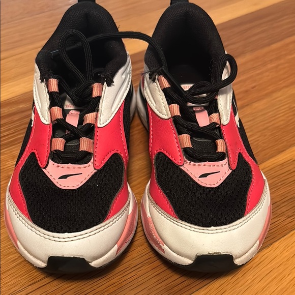 Puma Black and Pink Sneakers Modern Athletic Design - Picture 2 of 6